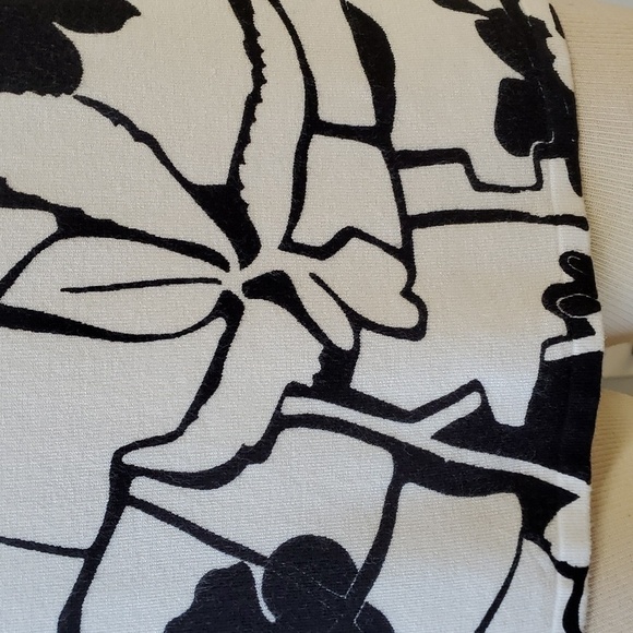 Pierre New York sweater. Abstract floral classic black and white. Size large. - Picture 3 of 9